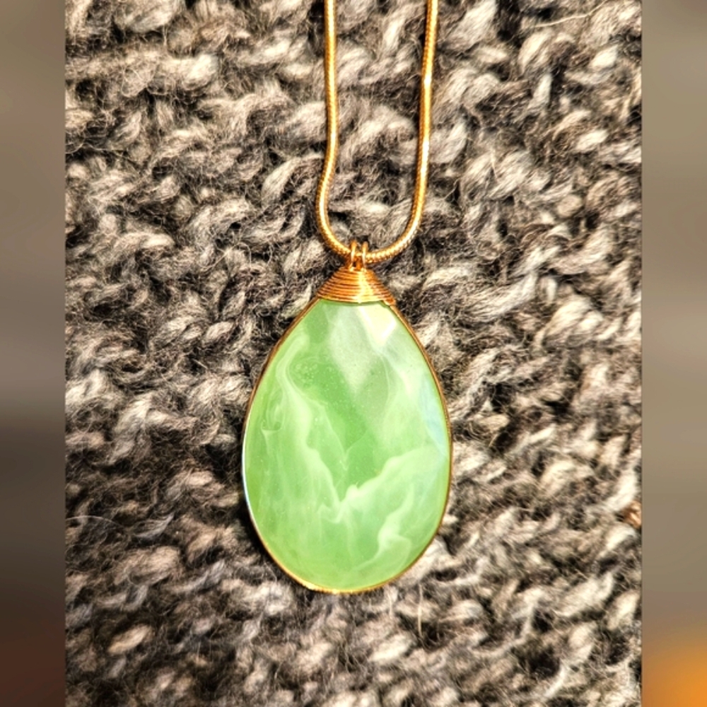 Elegant Green Pendant Necklace